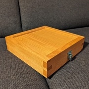 La boîte en frêne orange (je crois)