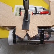 Détail du collage. Je conserve des "pattes" pour le serrage.