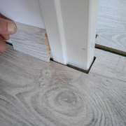 Soit la lame passe sous le montant et la plinthe reste derrière la moulure. Mais finition pas top quand même. Soit je fais sauter la moulure mais finition pas top quand même sur le chant de la plinthe.