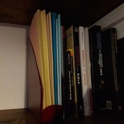 A droite des livres sur la lutherie et la coutellerie.