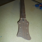 La touche en palissandre à été collé, les perçages pour les mécanique usinés