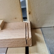 Coupe à la main, scie japonaise. C'est un désastre.