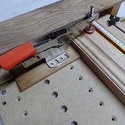 la sauterelle Bessey sur sa plaque support en butée de la pièce travaillée