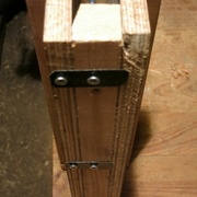 Les charnières: tôle percée. Simple et fonctionnel.