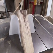 la pièce en position pour le chantournement à la scie à ruban