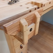 L'étrier posé sur le tiroir pour former la presse frontale