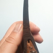 Détail du tranchant caractéristique de ma petite doloire (biseau unique). Comme un ciseau à bois.