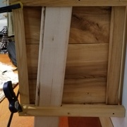 Détail de l'assemblage. Les deux morceaux qui sont posés sur les montants sont entaillés pour laisser passer le montant et fixés par des gougeons aux bloc.