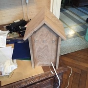 le system de fixation au mur : soit un seul crochet (celui au centre), soit 2 crochets (les 2 latéraux).