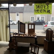 La vitrine avec les exercices du lycée en présentation (et un petit mot qui dit que je donne des copeaux)