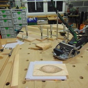 (au passage)une fantaisie de la nature que j'ai ensuite découpée, poncée, vernie et posée sur mon bureau.