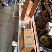 application de la finition en épargant les zones de collage