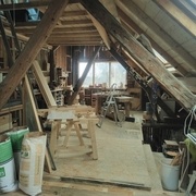 Premier plan zone de collage/montage, au fond l'établi