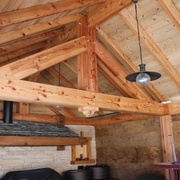 Charpente réalisée en mélèze      http://www.charpente-piranda.fr/