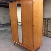 Armoire penderie vintage des années 50 https://www.brocantelab.com