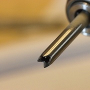 Un trépan pour extraire les vis cassées, ou les pointes, ou...