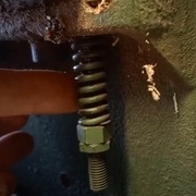 Ressort qui n'était pas du tout contraint et bougeait librement sur sa tige filetée