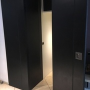 La porte ouverte et les rangements dissimulés...