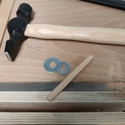 Les jeux de rangement pour enfants nous préparent à ça ! La tige carrée est passée dans les rondelles à coup de marteau