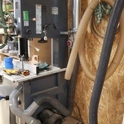 et scie a ruban avec une arrivée en 120 et une réduction en 100