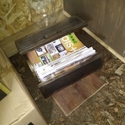 Les bois+dans le porte journaux cintré de ... bois+ justement (fait il y a huit ans)