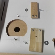 les 2 tiges filetées sont collées dans un trou