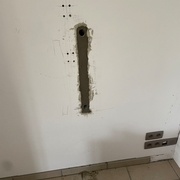 J’en ai profité pour encaster une goulotte dans le mur pour y passer tous les câbles directement dans le meuble vers la tv suspendue