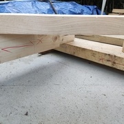 On peut voir ici que les pièces sont alignées sur l'épure afin de tracer les différents assemblages