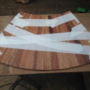 Assemblage des douelles avec du scotch papier pour faciliter l'opération de collage