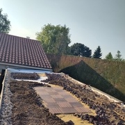 Mise en place de la terre et du sable pour le chemin. Cela n'était pas prévu, mais en dessinant le chemin, on a rajouté quelques dalles pour  y prendre l'apéro (ce n'était pas dans le plan)