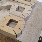 Les blocs en hêtre sont potentiellement fragiles suivant le sens des fibres : ils seront renforcés par du chêne à 90°