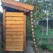 La touche masculine pour la gouttière, le bol sera vite remplacé par une pierre. On voit le petit rajout pour combler la découpe à 45° dans le mauvais sens