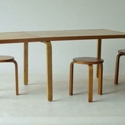 Ensemble scandinave design par Aalto Alvar  (tabouret 1931 table 2935)   https://www.pamono.fr