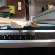 A gauche la nouvelle parclose plus large de 3 mm que l'ancienne à droite (la largeur de la lame de la scie plongeante)