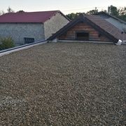 La toiture finie. Gravier roulé