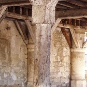 Poteau taillé en colonne de charpente ancienne / Halles de Fère-en-Tardenois