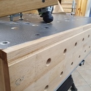 Usinage de l'alèse du rapporteur et du mini établi ensemble