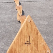 Les pieds c'est des butées de porte autocollantes.