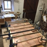 Cales dans la largeur pour garder la planéité du plateau.