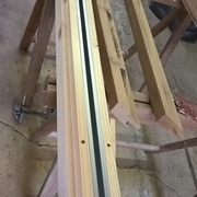 traverse reliant le poteau d'arrêt et l'ossature cachant la porte