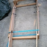 je choisi de doubler les planches cintrées et de les visser pour garder le cintrage