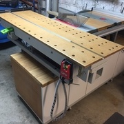 Plateau verrouille en position centrale, avec petit meuble glisse dessous