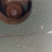 Je peux faire tourner la partie ronde rouillée et le reste de vis tourne avec