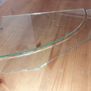 La rupture courbe est faisable si on fait se propager la fissure en tapotant sur la vitre par dessous.