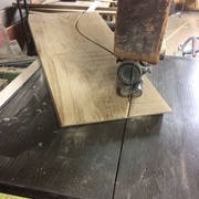 Découpe à la scie à ruban le long de la rainure