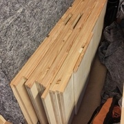 Les panneaux du premier meubles, prets à etre emmenés chez les clients.