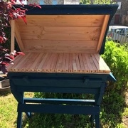 les pointes de tapissier permettent de repérer le sens des lattes quand on porte la tenue d'apiculteur