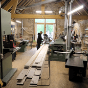 Les planches d'épicéa qui serviront à la confection des caisses