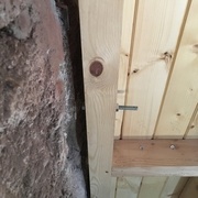 Position latérale réglée grâce aux écrous