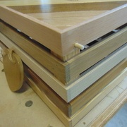 2 petits tourillons enfoncés en force bloquent le couvercle.Il suffit d'une pince pour les enlever. j'ai préféré cette solution plus discrète q'un cadenas.